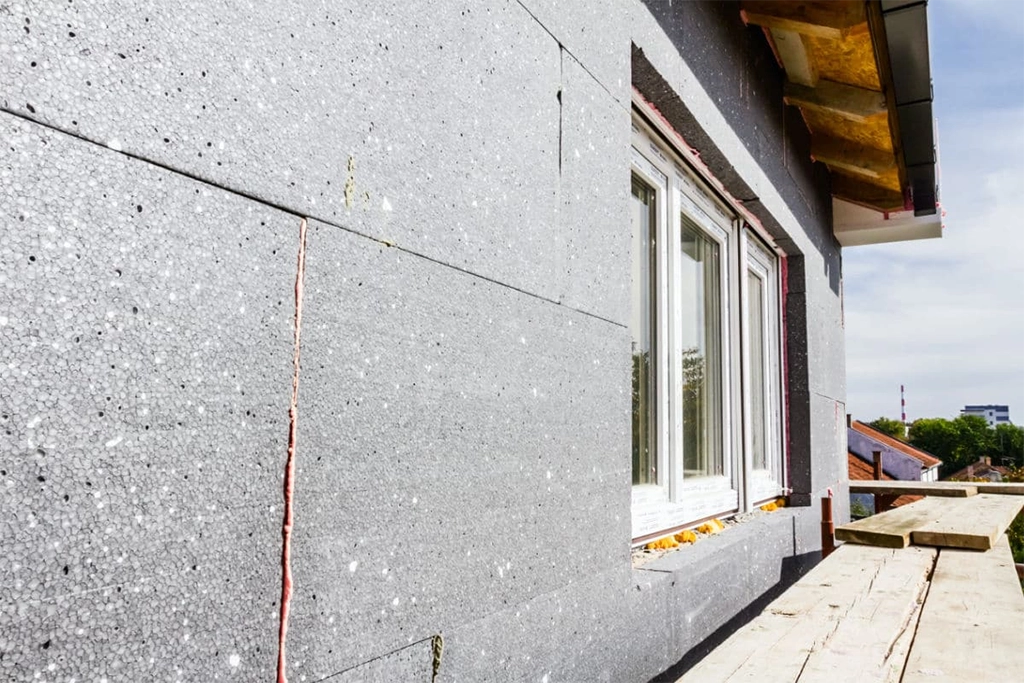 façade isolée par l'exterieur en Polystyrène expansé (PSE) noir sur le 1er étage d'une maison