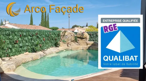 piscine entourée de faux rochers artificiels avec logo RGE - QUALIBAT