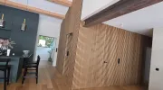 Rénovation complète intérieure d'une maison à Marseille avec panneaux muraux et porte camouflée 