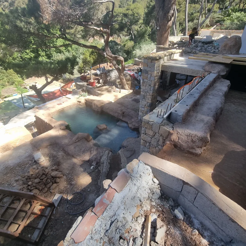 faux rocher autour d'une piscine en cour de chantier