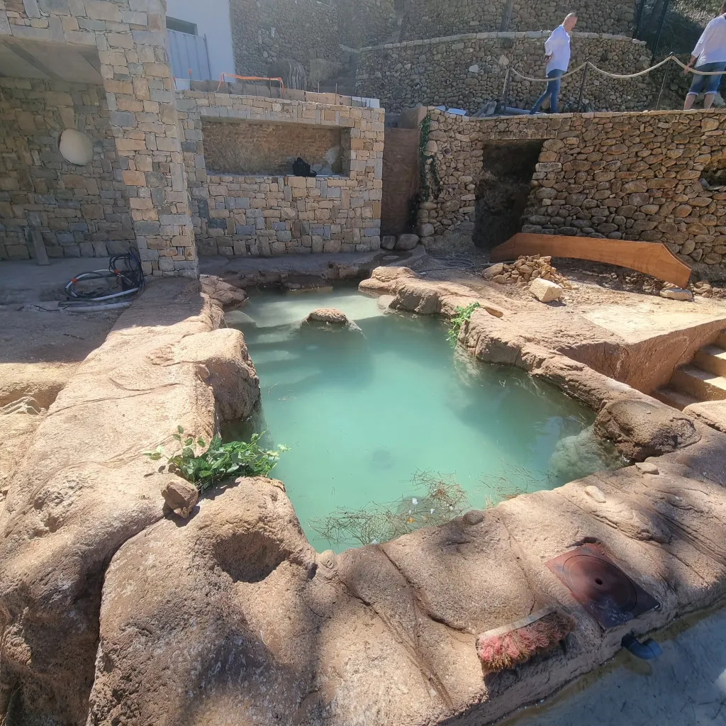 faux rocher autour d'une piscine au soleil une fois terminé