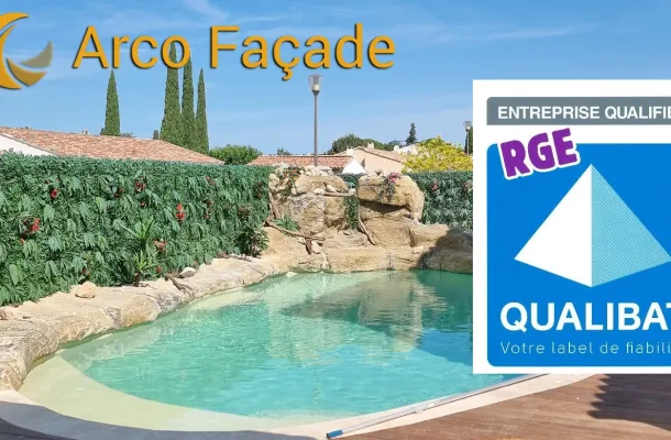 piscine entourée de faux rochers artificiels avec logo RGE - QUALIBAT